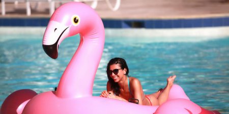 Девушка на надувном круге