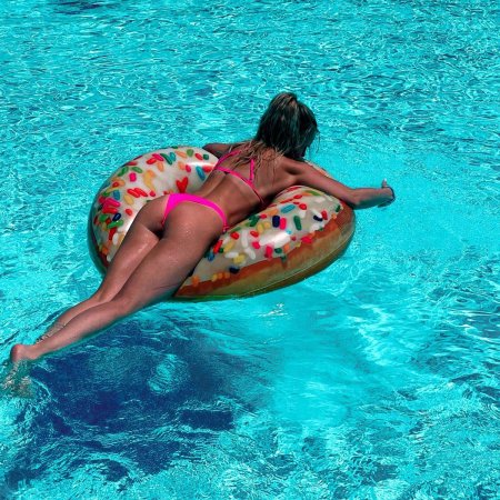 Девушка в купальнике бассейне