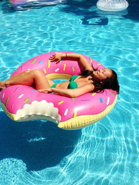 Девушка на круге в бассейне