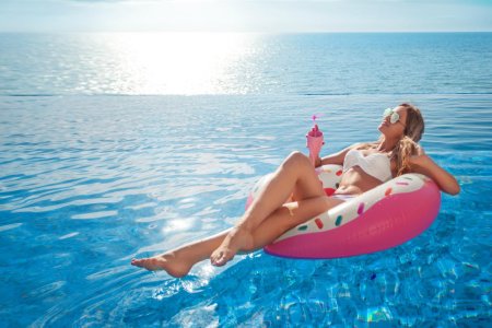 Девушка на матрасе в бассейне