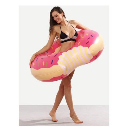 Девушка с надувным кругом