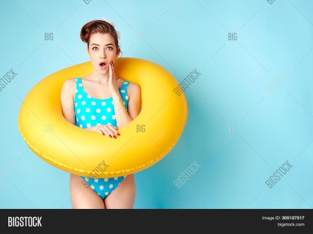 Девушка на надувном круге