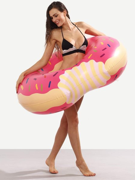 Девушка с надувным кругом