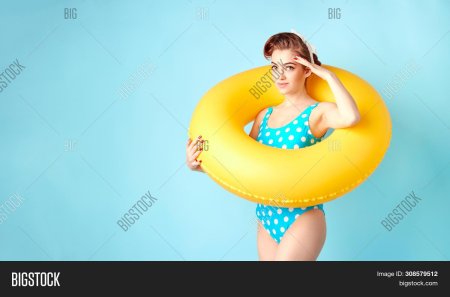 Человек с надувным кругом