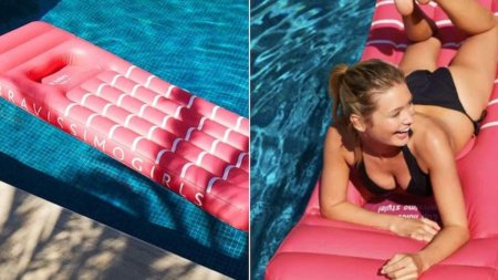 Женщина на надувном матрасе