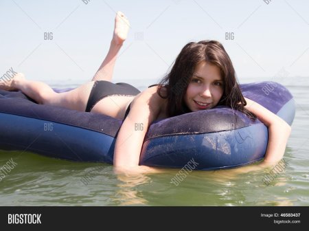 Девочка на надувном матрасе