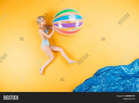 Девочка с надувным мячом