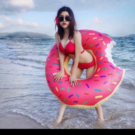 Девушка с надувным кругом