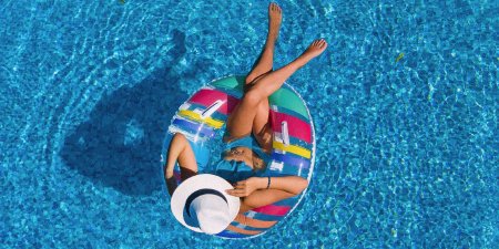 Девушка в бассейне