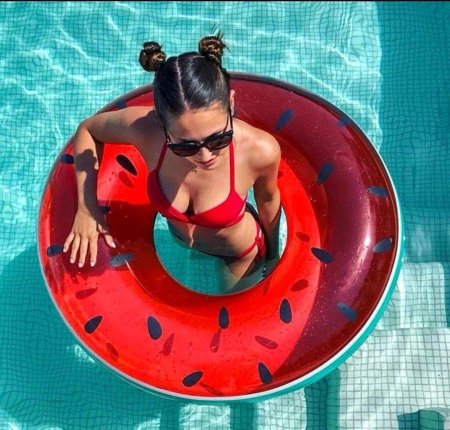 Девушка на круге в бассейне