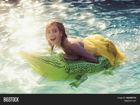 Девушка на надувном крокодиле