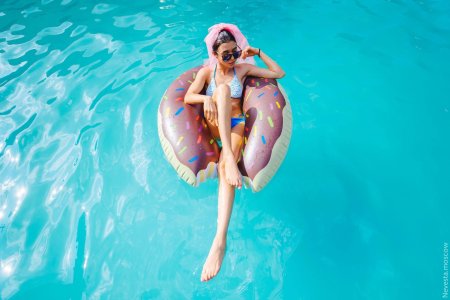 Девушка на надувном круге