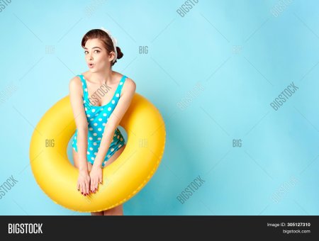 Девушка с надувным кругом