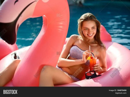 Девушка села на надувного Фламинго