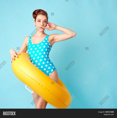 Девушка с надувным кругом в купальнике