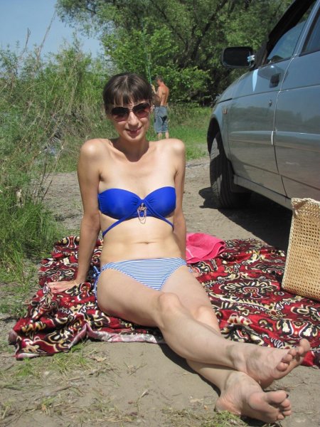 В купальнике на даче