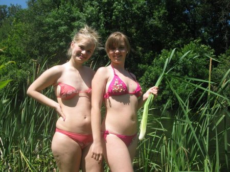 Русская жена в купальнике на даче