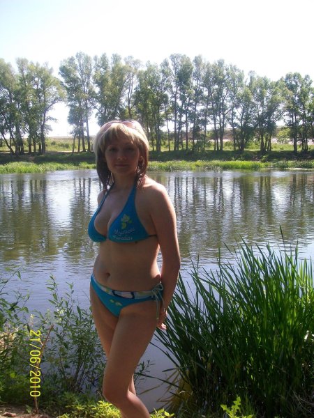 Женщины на даче в купальнике