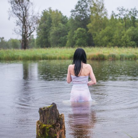 Женщина на речке