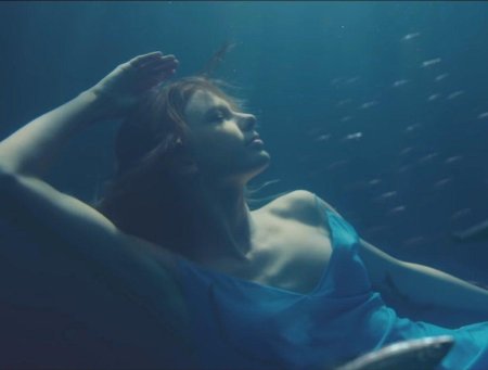 Певица под водой