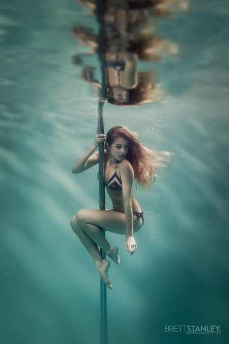 Девушка под водой