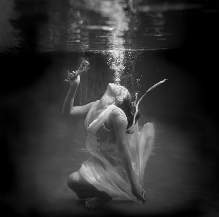 Девушка в воде