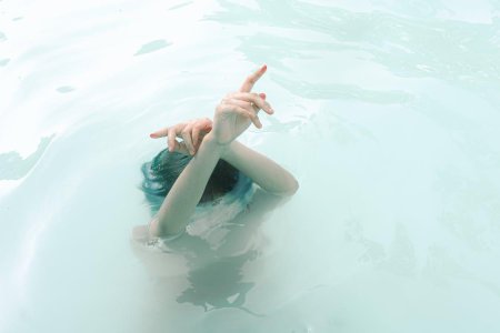 Девушка в воде