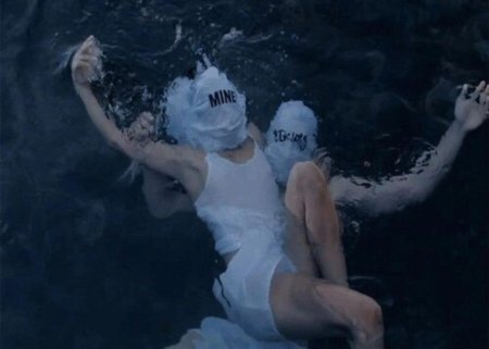 Девушка тонет в воде