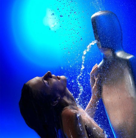 Девушка в воде