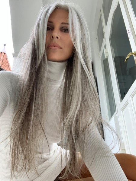 Мишель Олвера с серыми волосами