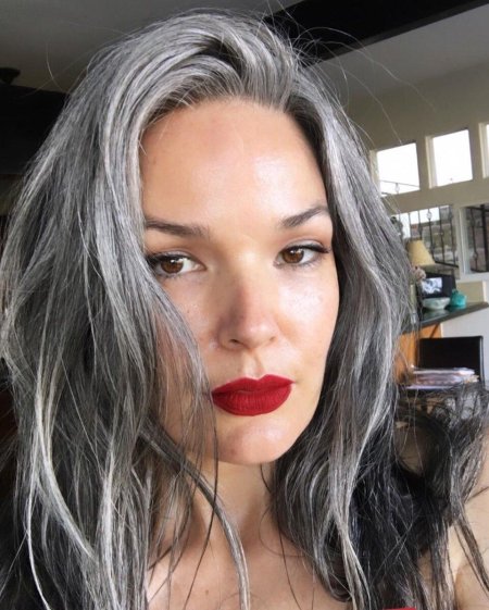 Седой цвет волос у женщин