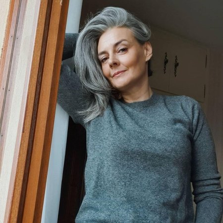 Девушка с седыми волосами