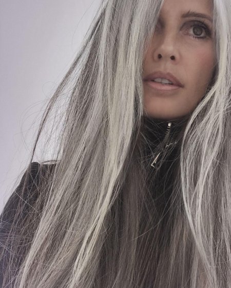 Мишель Олвера с серыми волосами