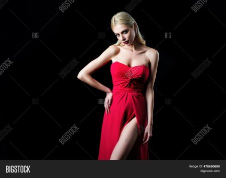 Женщина в красном платье