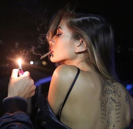 Девушка с сигаретой