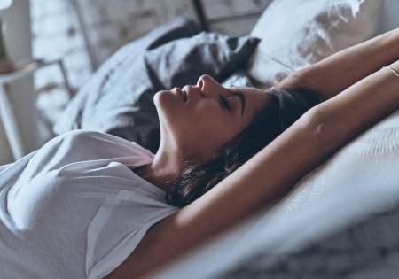 Девушка испытывает удовольствие