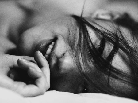 Фотосессия на кровати черно белая