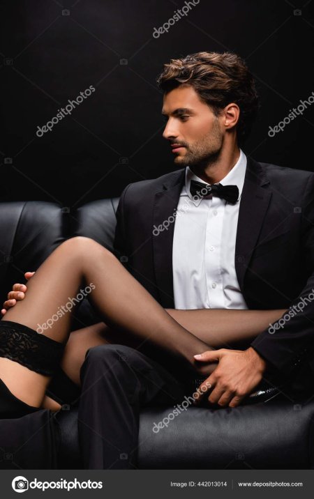 Мужчина у женских ног