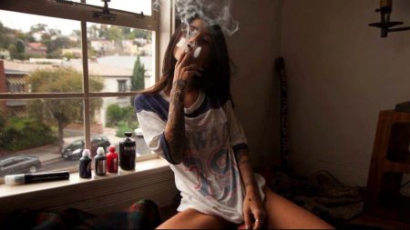 Курящая девушка