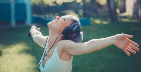 Девушка в наушниках