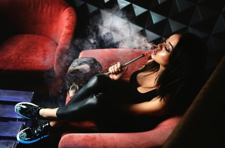 Девушка с кальяном