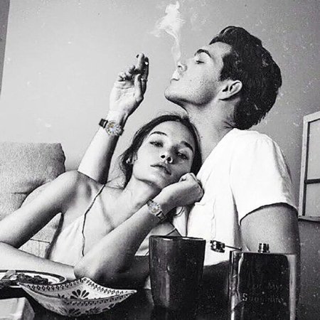 Парень и девушка курят