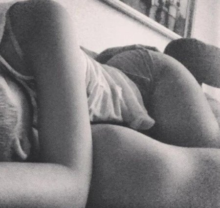 Пары в кровати без лица