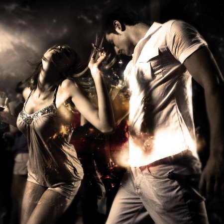 Парень и девушка танцуют в клубе