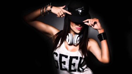 Девушка в кепке