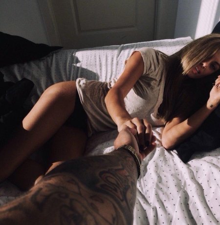 Парень и девушка в кровати