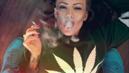 Девушка с марихуаной