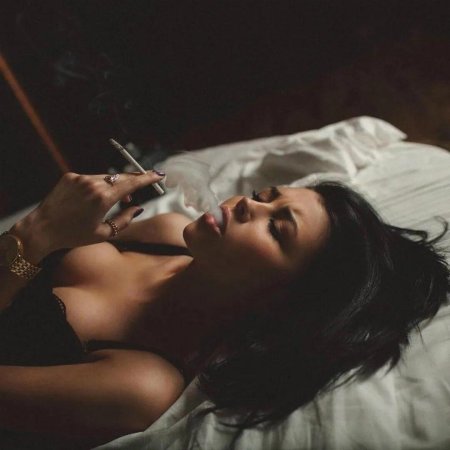 Женщина с сигаретой