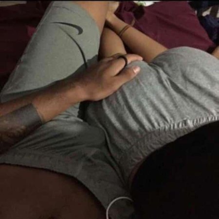 Девушка трогает мужчину