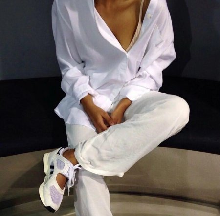 Девушка в белой одежде